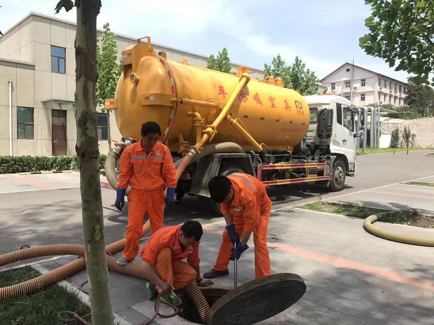 秀山管道疏通车停在窨井附近