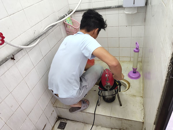 秀山管道堵塞冒臭气 专业师傅现场解决问题
