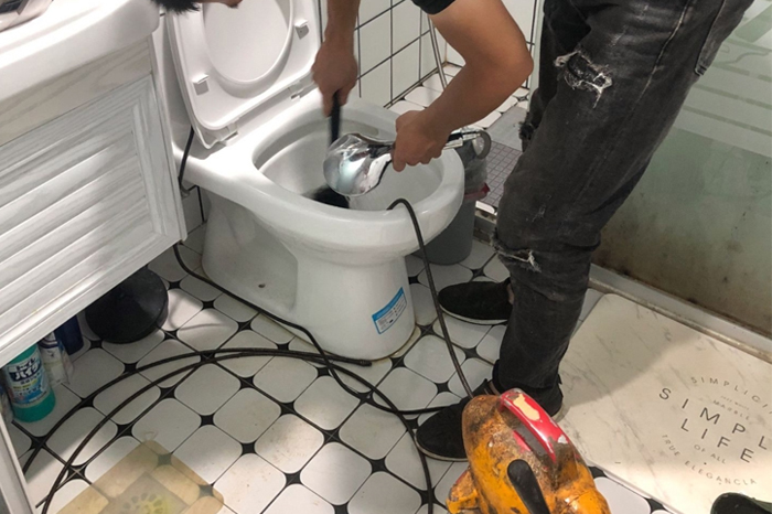 秀山马桶堵塞自己疏通还是找师傅？专业上门服务让你省时更省心